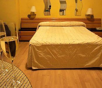 Apartments Europa Барселона Екстериор снимка